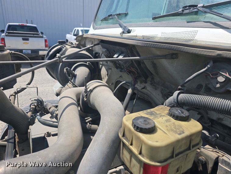 image for item DO7902 2000 International 4700 flatbed truck