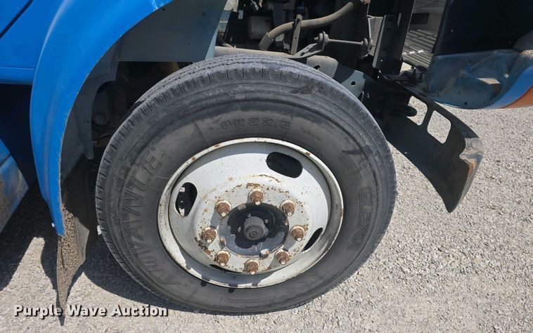 image for item DO7902 2000 International 4700 flatbed truck