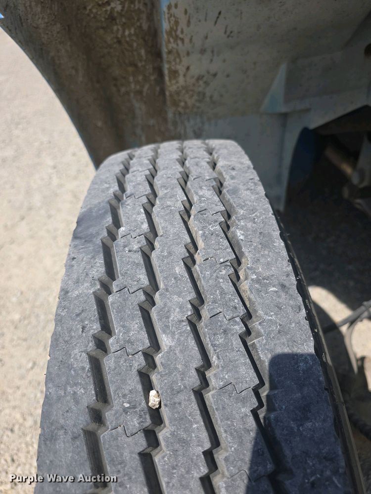 image for item DO7902 2000 International 4700 flatbed truck