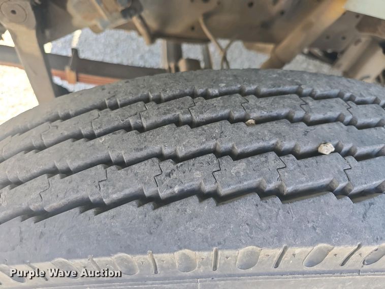 image for item DO7902 2000 International 4700 flatbed truck