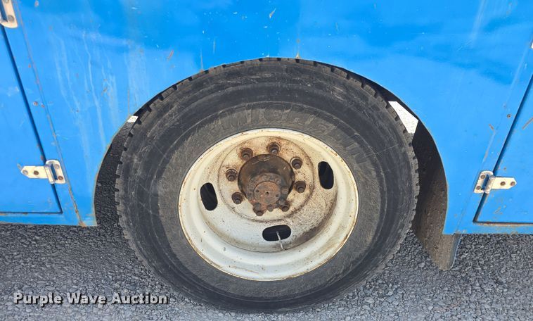 image for item DO7902 2000 International 4700 flatbed truck