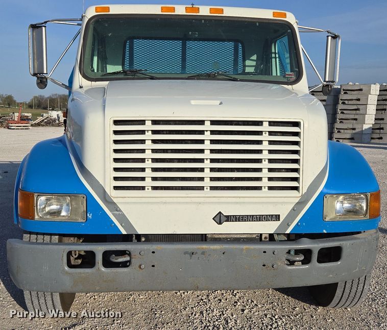 image for item DP6324 2000 International 4700 flatbed truck