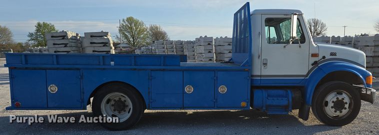image for item DP6324 2000 International 4700 flatbed truck