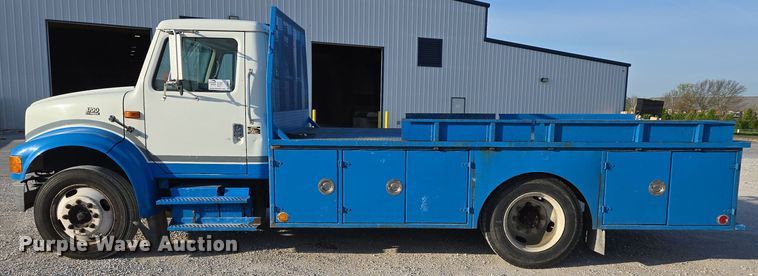 image for item DP6324 2000 International 4700 flatbed truck