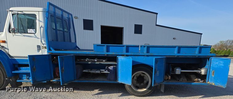 image for item DP6324 2000 International 4700 flatbed truck