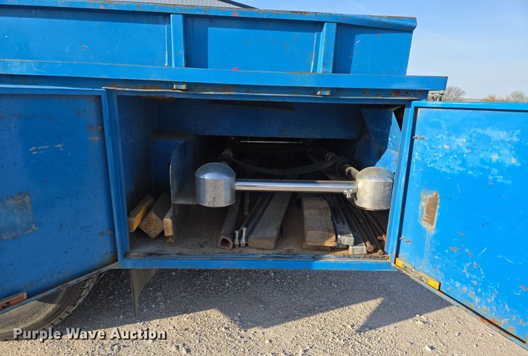 image for item DP6324 2000 International 4700 flatbed truck