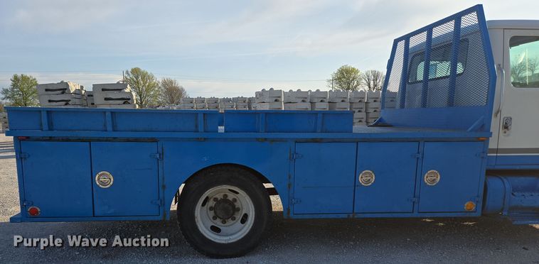 image for item DP6324 2000 International 4700 flatbed truck
