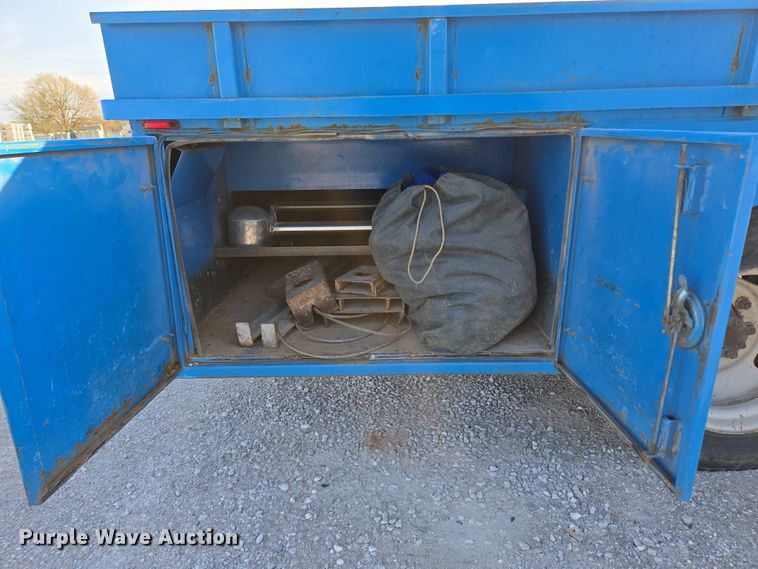 image for item DP6324 2000 International 4700 flatbed truck