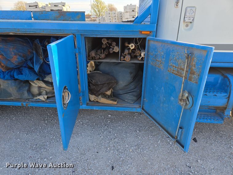 image for item DP6324 2000 International 4700 flatbed truck