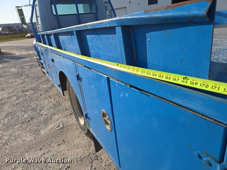 image for item DP6324 2000 International 4700 flatbed truck