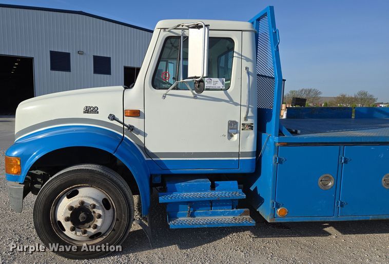 image for item DP6324 2000 International 4700 flatbed truck