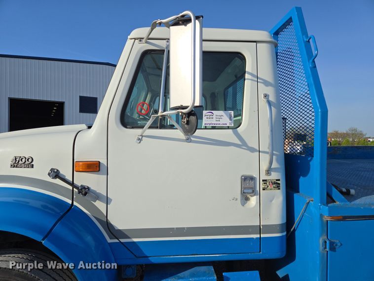 image for item DP6324 2000 International 4700 flatbed truck