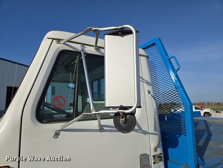 image for item DP6324 2000 International 4700 flatbed truck
