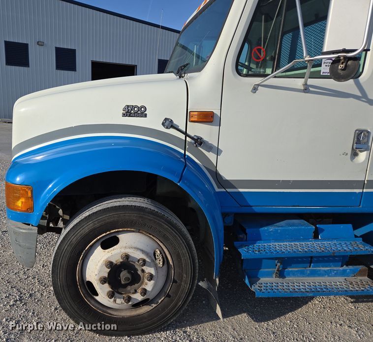 image for item DP6324 2000 International 4700 flatbed truck