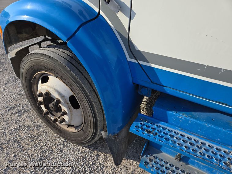 image for item DP6324 2000 International 4700 flatbed truck