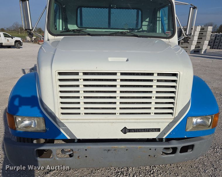 image for item DP6324 2000 International 4700 flatbed truck