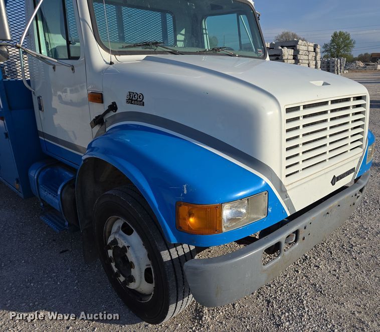 image for item DP6324 2000 International 4700 flatbed truck