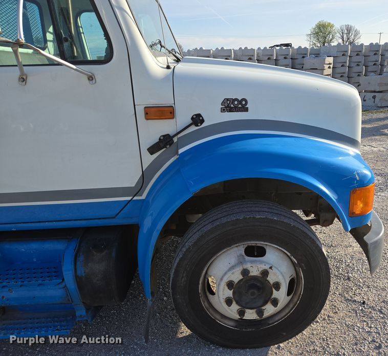 image for item DP6324 2000 International 4700 flatbed truck