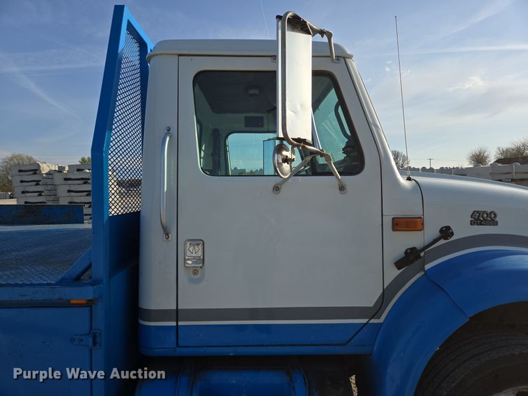 image for item DP6324 2000 International 4700 flatbed truck