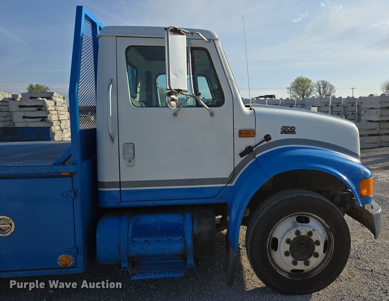 image for item DP6324 2000 International 4700 flatbed truck