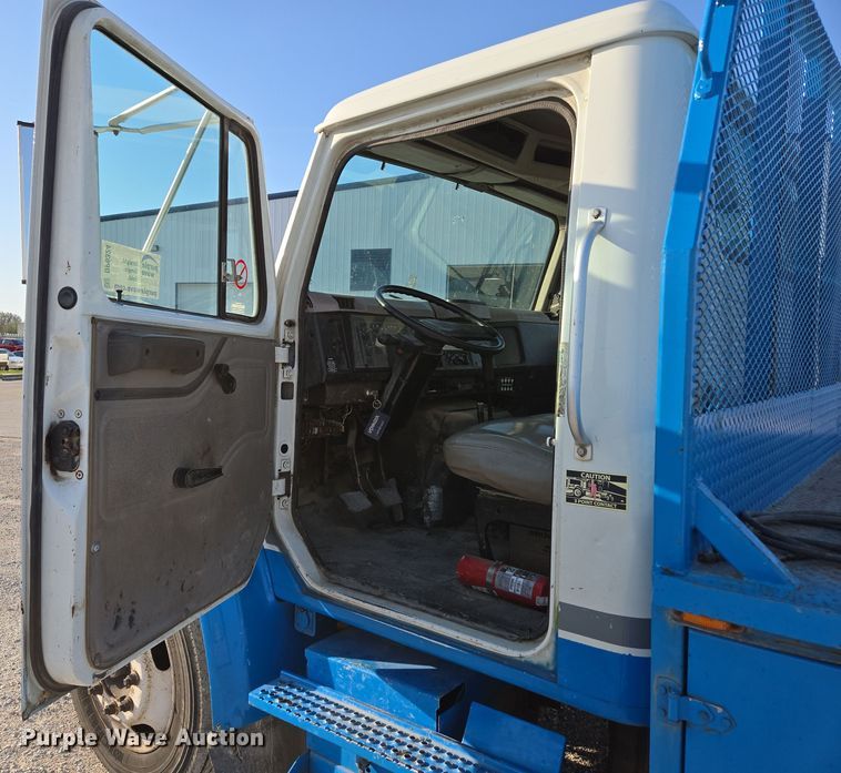 image for item DP6324 2000 International 4700 flatbed truck