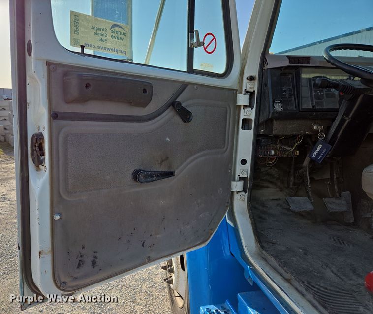 image for item DP6324 2000 International 4700 flatbed truck