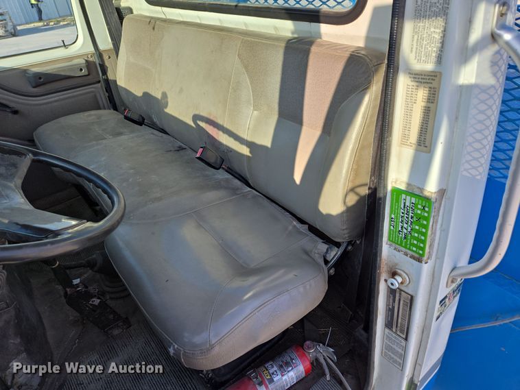 image for item DP6324 2000 International 4700 flatbed truck