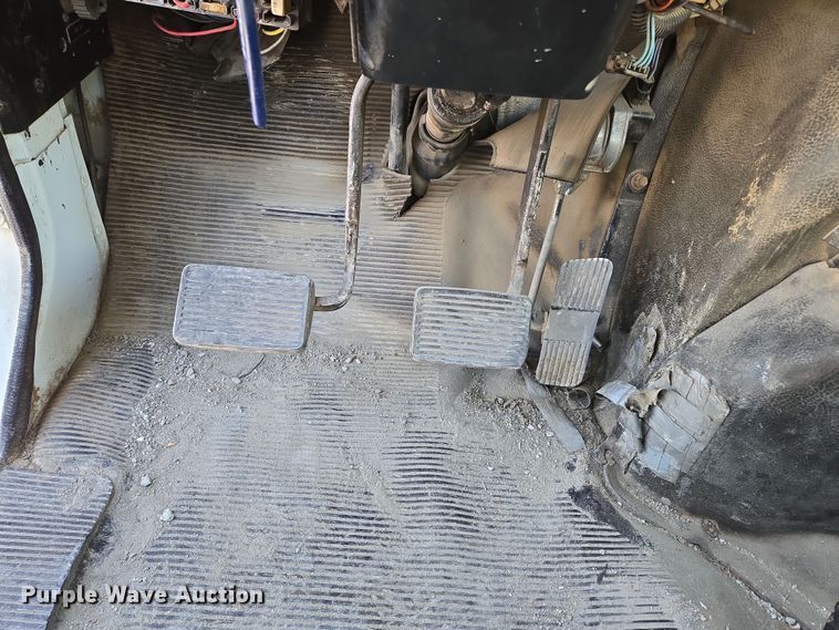 image for item DP6324 2000 International 4700 flatbed truck