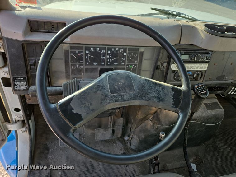 image for item DP6324 2000 International 4700 flatbed truck