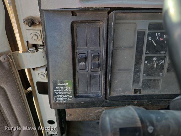 image for item DP6324 2000 International 4700 flatbed truck