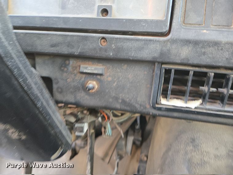 image for item DP6324 2000 International 4700 flatbed truck