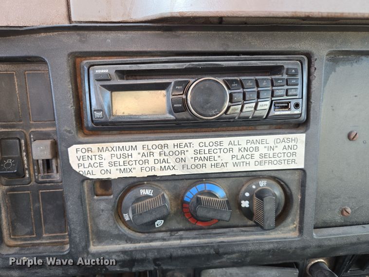 image for item DP6324 2000 International 4700 flatbed truck