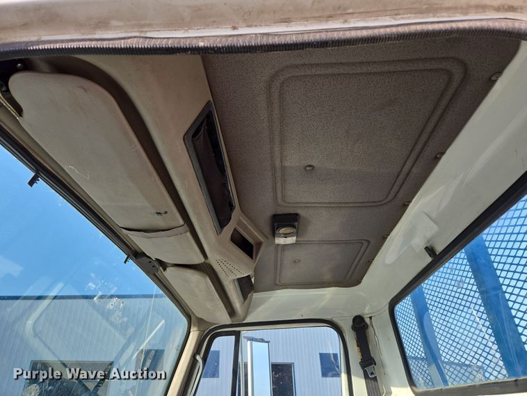 image for item DP6324 2000 International 4700 flatbed truck