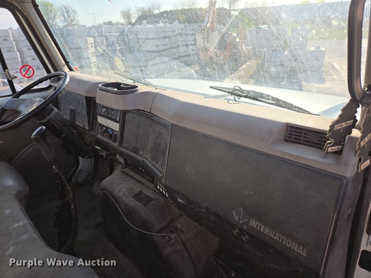 image for item DP6324 2000 International 4700 flatbed truck