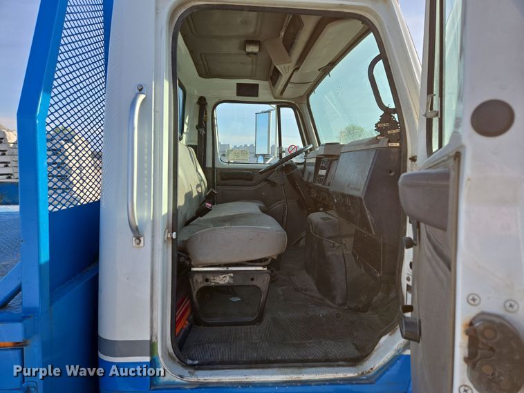 image for item DP6324 2000 International 4700 flatbed truck