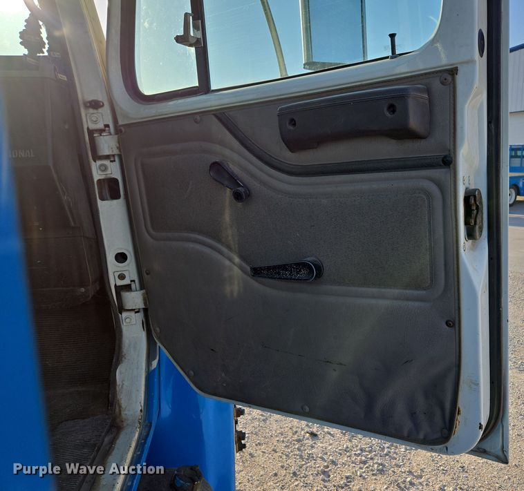 image for item DP6324 2000 International 4700 flatbed truck