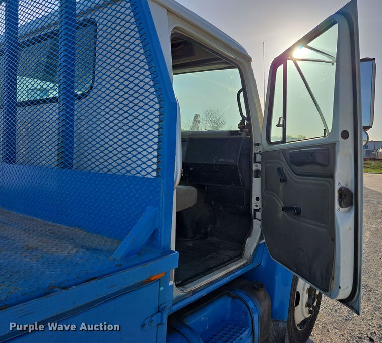 image for item DP6324 2000 International 4700 flatbed truck