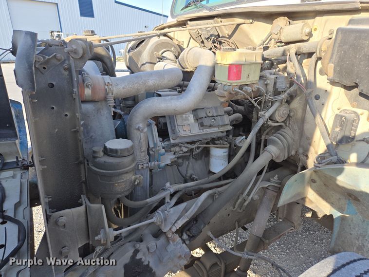 image for item DP6324 2000 International 4700 flatbed truck