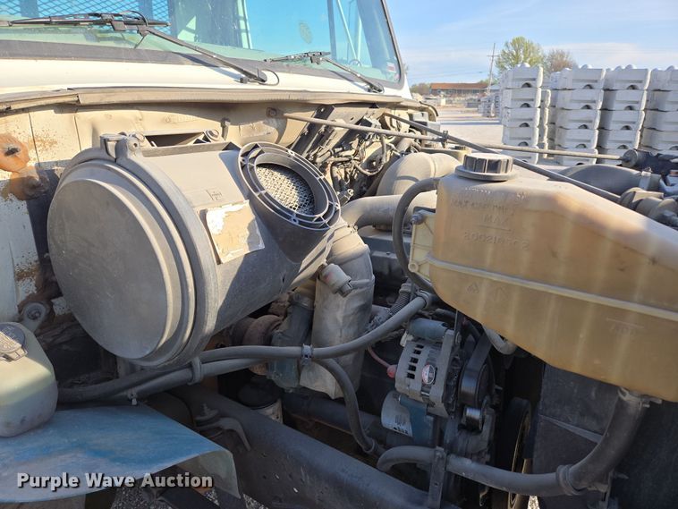 image for item DP6324 2000 International 4700 flatbed truck