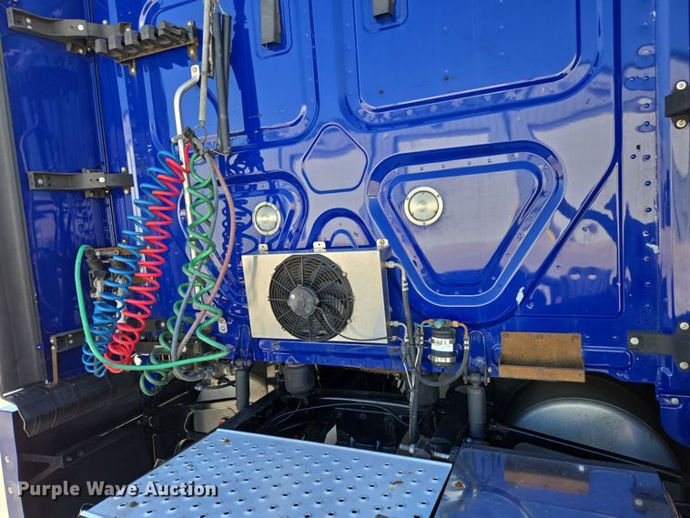 image for item DP6325 2018 Freightliner Cascadia Evolution semi truck