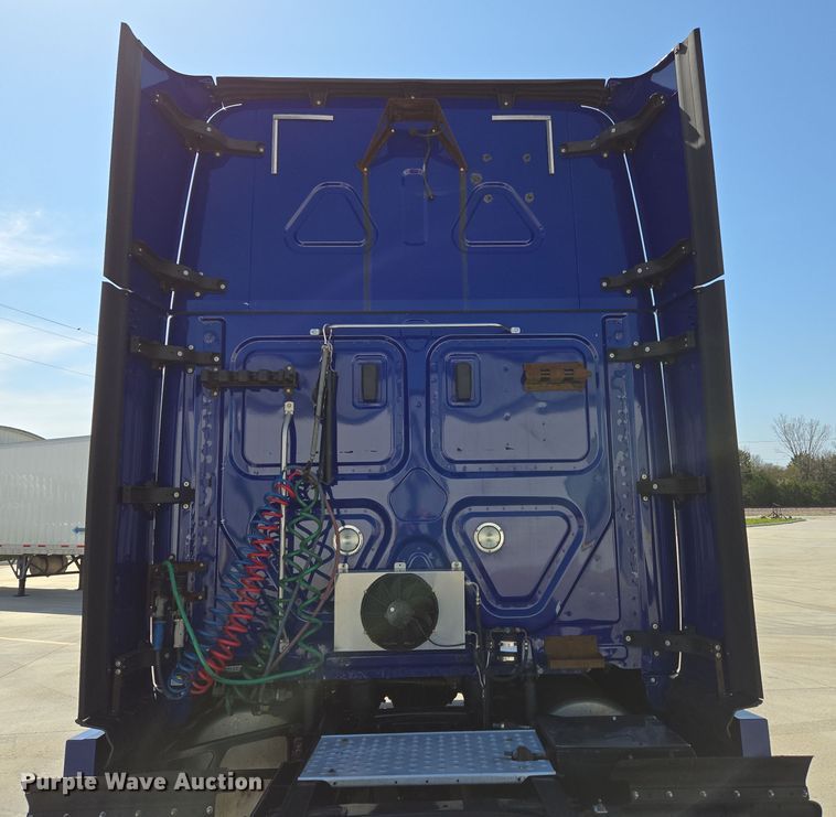 image for item DP6325 2018 Freightliner Cascadia Evolution semi truck