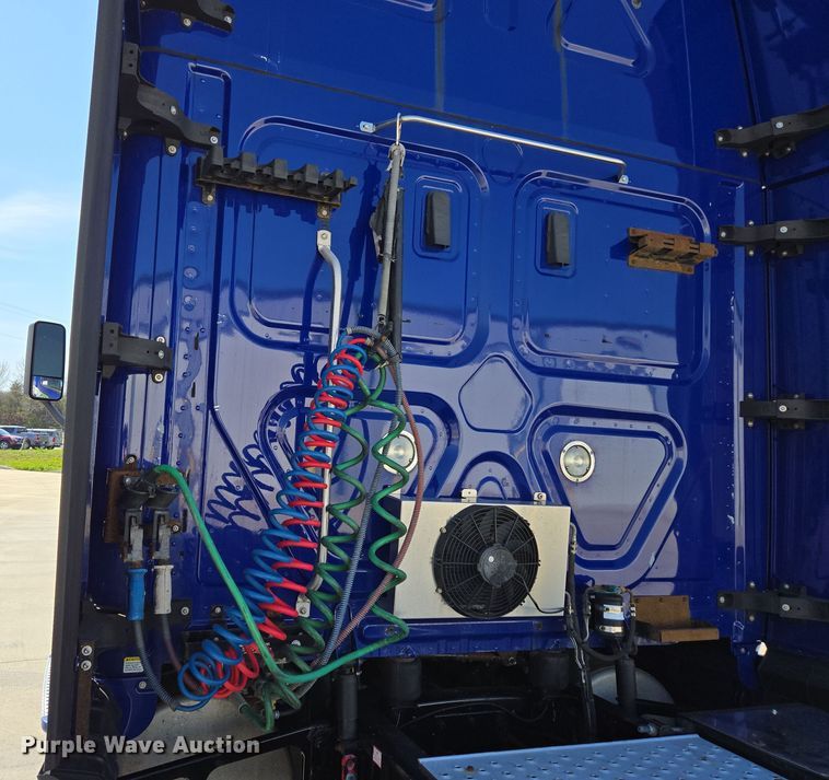 image for item DP6325 2018 Freightliner Cascadia Evolution semi truck