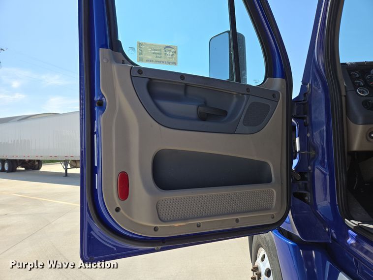 image for item DP6325 2018 Freightliner Cascadia Evolution semi truck