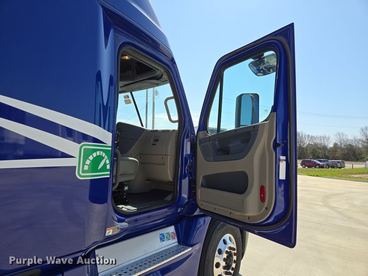 image for item DP6325 2018 Freightliner Cascadia Evolution semi truck