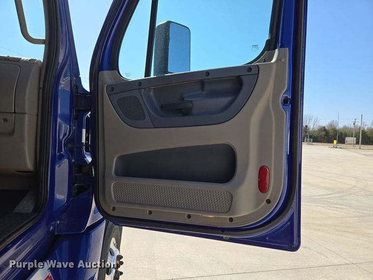 image for item DP6325 2018 Freightliner Cascadia Evolution semi truck