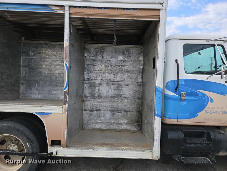 image for item DP6327 1999 International 4700 delivery truck