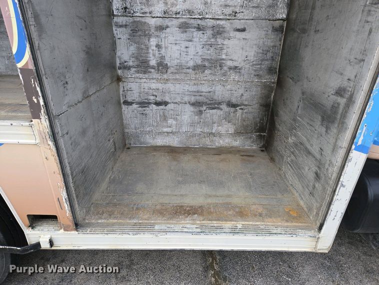 image for item DP6327 1999 International 4700 delivery truck