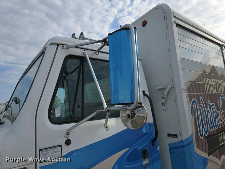 image for item DP6327 1999 International 4700 delivery truck