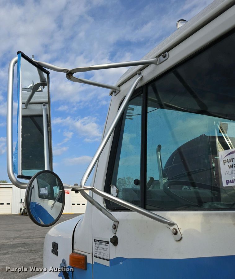 image for item DP6327 1999 International 4700 delivery truck