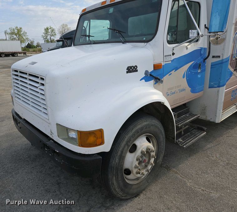 image for item DP6327 1999 International 4700 delivery truck